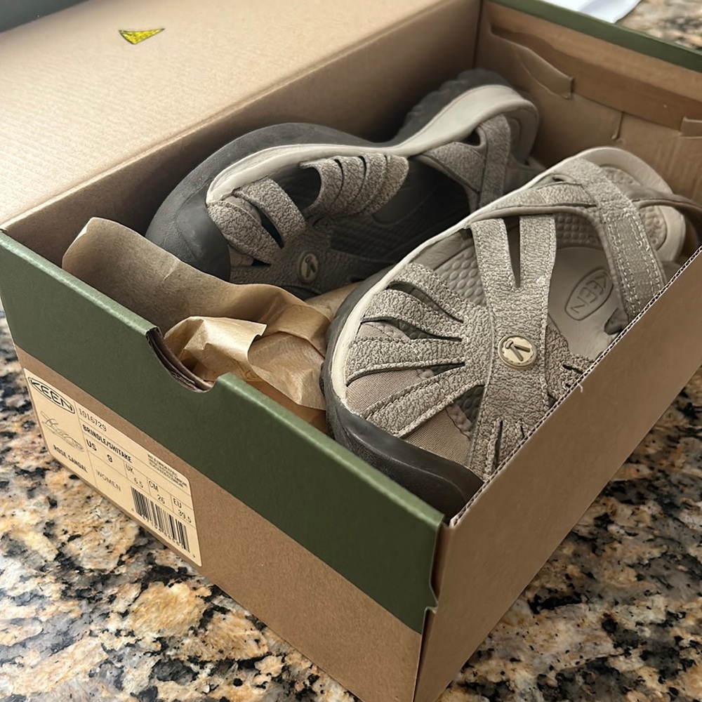KEEN NWOT 9 hiking/water shoes